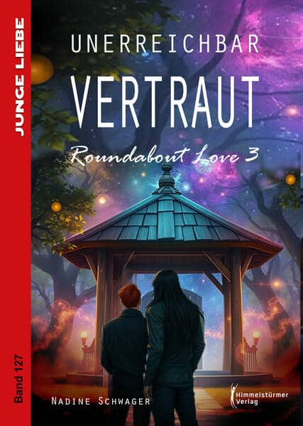 Fünfundzwanzig Jahre nach ihrem Kennenlernen setzt „Unerreichbar vertraut – Roundabout Love 3“ wieder mitten in Seth und Jesse Parkers Leben ein: Von Seths Job, Jesses Karriere und der Sorge für ihre Familie herausgefordert, versuchen die beiden wie alle Eltern, ihr Bestes zu geben. Ihre Adoptivkinder, die Zwillinge Hector und Abril und ihr Bruder Henry, sind mittlerweile hor-mongeladene Teenager. Doch neben ihren Jobs und dem Haushalt ist das noch nicht alles, denn zusätzlich leben noch zwei Pfle-gekinder im Haus: Baby Carly, das durch eine Frühgeburt spezielle Bedürfnisse hat, und der auf Krawall gebürstete Jugendliche Blake. Für ihn ist die Familie eigentlich nur eine Durchgangsstation, denn eigentlich soll er in eine Wohngruppe für schwer erziehbare Jugendliche kommen. Trotz allem bemüht Seth sich nach Kräften und mit ungebrochenem Optimismus um die beiden Neuzugänge. Er will helfen, auch wenn das in Blakes Fall aussichtslos erscheint. Dessen Homophobie und sein egoistisches Verhalten machen es keinem aus der Familie leicht, freundlich zu bleiben. Ob der Grund dafür in Blakes Vergangenheit liegt? Zusätzlich haben natürlich auch ihre Adoptivkinder eigene Teenieprobleme. Von Hausaufgabendramen, über die erste große Liebe, bis hin zu geheimen Hobbys werden die väterlichen Nerven andauernd auf die Probe gestellt. Doch als die kleine Carly schließlich eine Familie findet, die sie aufnehmen will, werden Ereignisse in Gang gesetzt, die niemand erwartet hatte. Bis nicht nur Seths Herz, sondern auch sein Leben in Gefahr gerät.